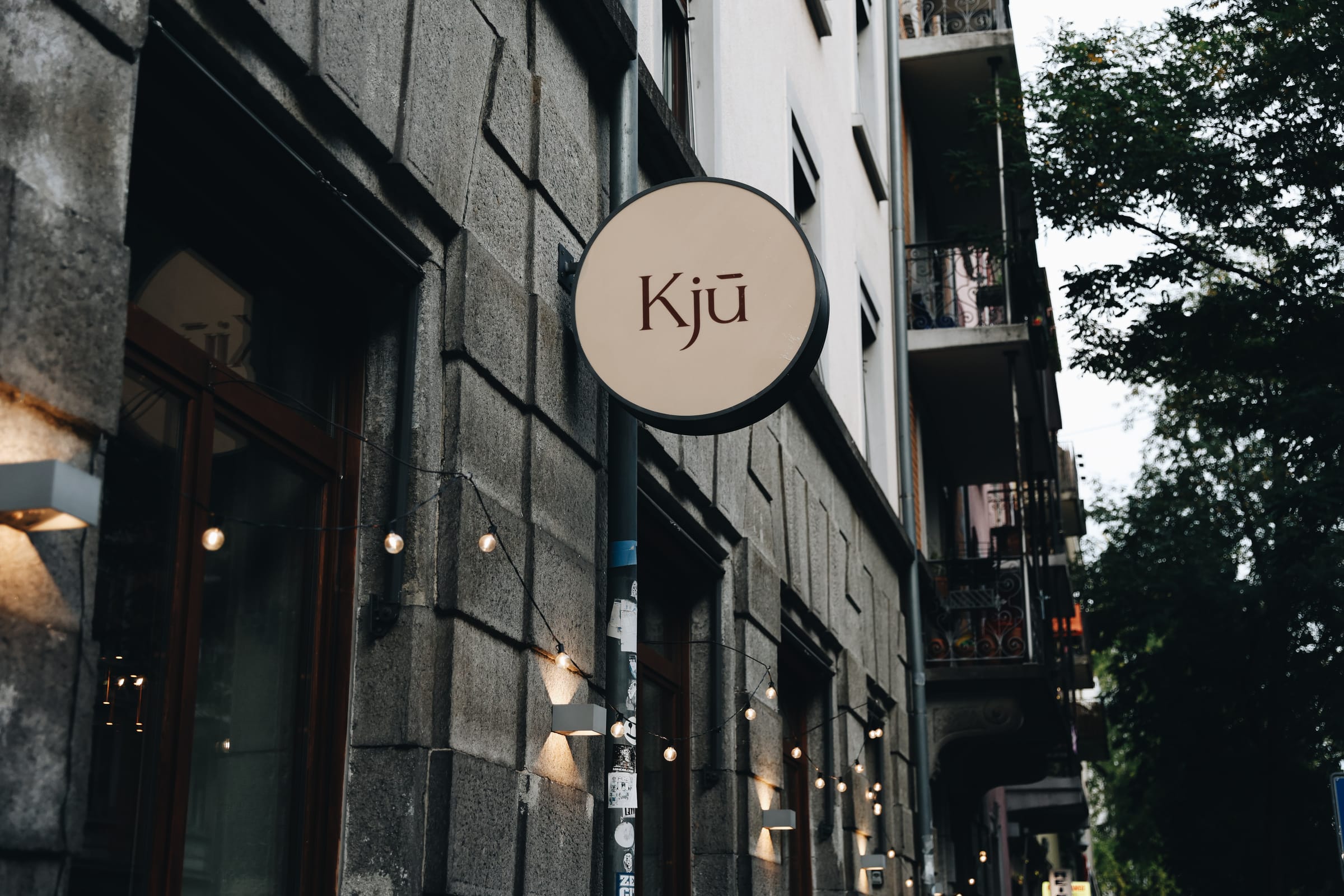 Eingang und Schild des Kjū an der Josefstrasse 112